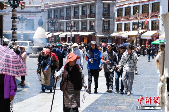 游客在拉萨八廓街游览。江飞波 摄 游客在拉萨八廓街游览。江飞波 摄