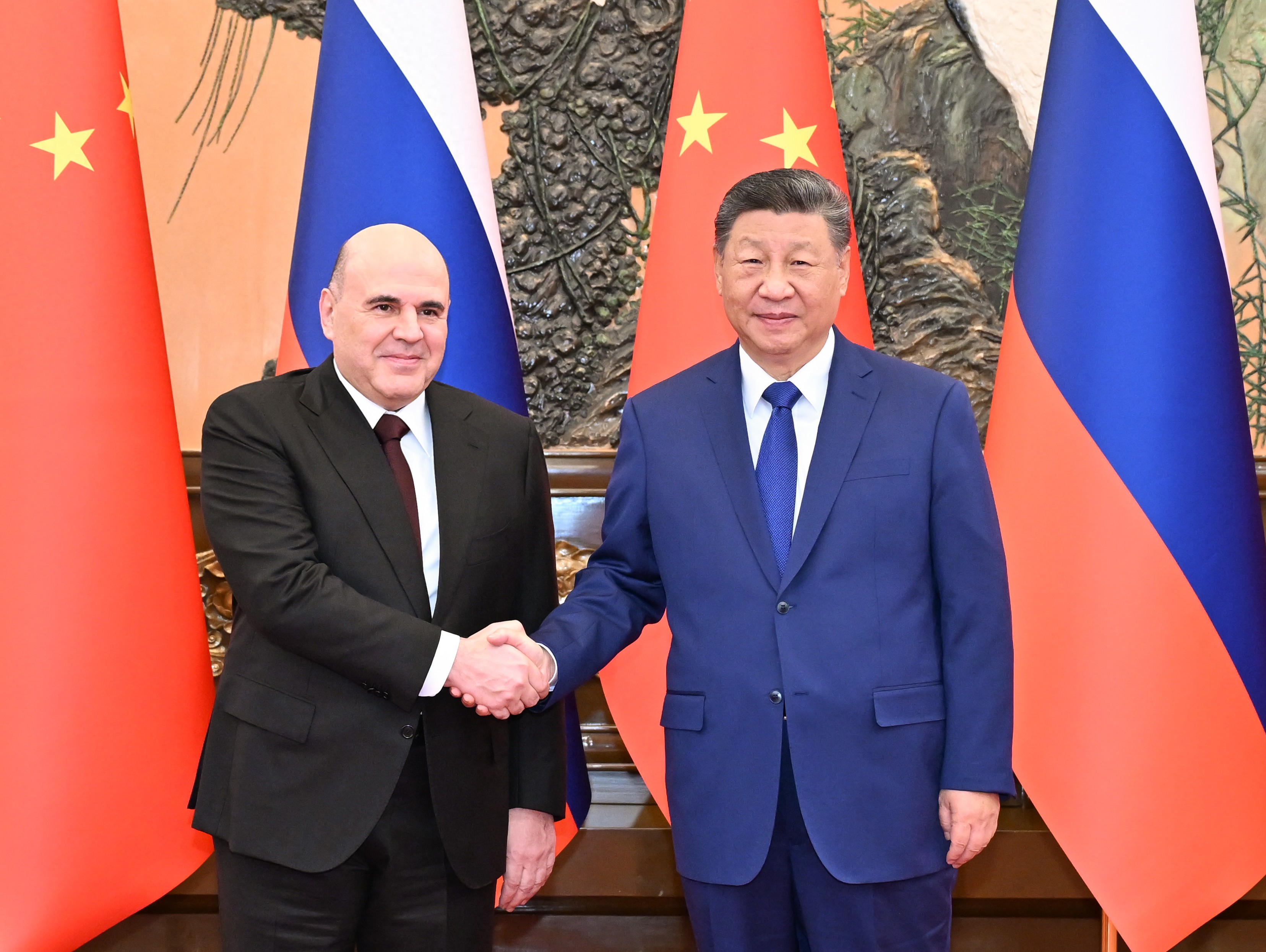 11月4日上午,国家主席习近平在北京人民大会堂会见俄罗斯总理米舒斯京。