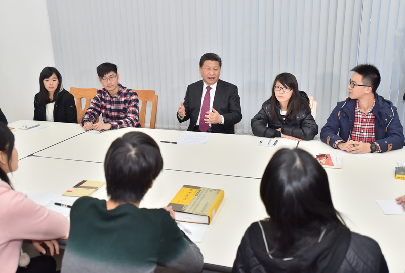 2014年12月20日，习近平主席来到澳门大学横琴新校区考察。这是习主席在郑裕彤住宿式书院参与学生举办的“中华传统文化与当代青年”主题沙龙。